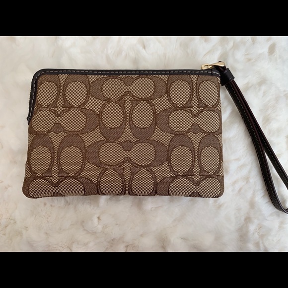 SOLD COACH CORNER ZIP WRISTLET SIGNATURE CANVAS - Picture 4 of 5
